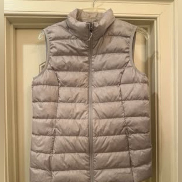 Like New Current Season Eddie Bauer CirrusLite Down Vest Womens Size Medium - Picture 2 of 7